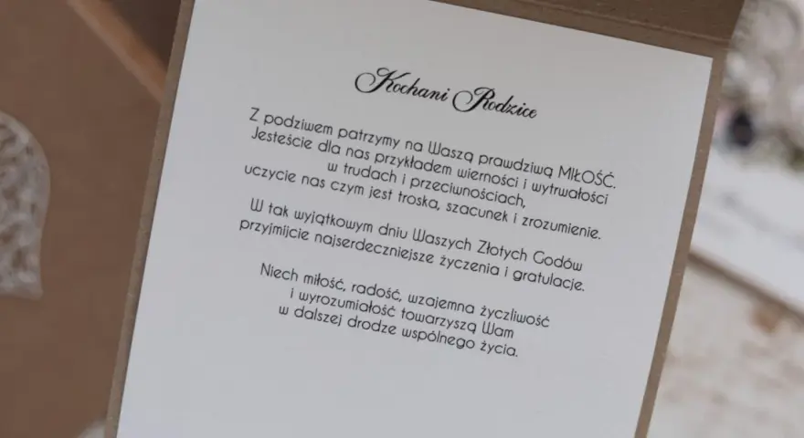 Złote Gody rodziców. Piękna kartka z życzeniami i gratulacjami, podkreślająca ich miłość i wytrwałość.