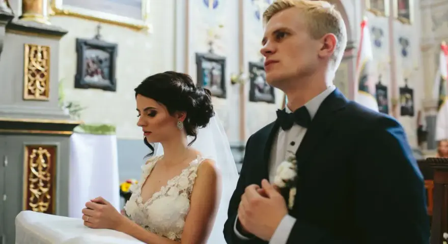 Parafia wyraża zgodę na ślub w innej parafii. Wzór dokumentu jest ważny dla pary młodej.