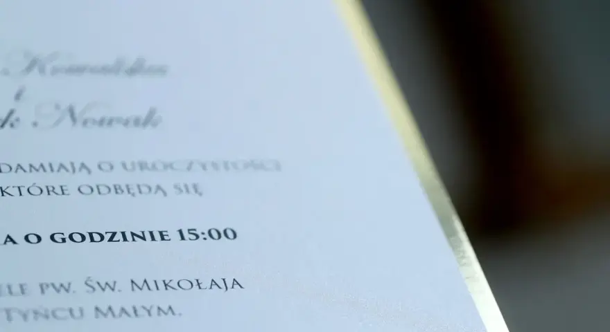 Zawiadomienie ślubne Kowalskich i Nowaków zaprasza na uroczystość o godzinie 15:00 w Kościele pw. Św. Mikołaja w Sochaczewie.