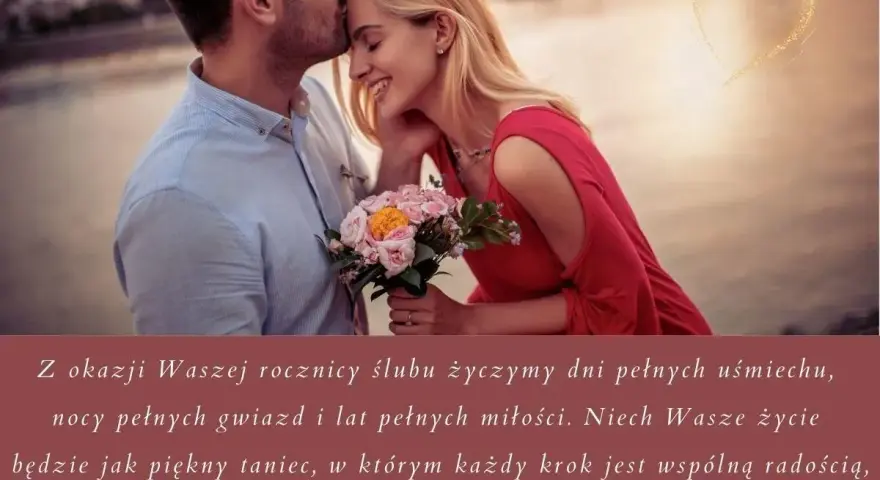 Para świętująca 18 rocznicę ślubu, z bukietem kwiatów i złotym sercem.
