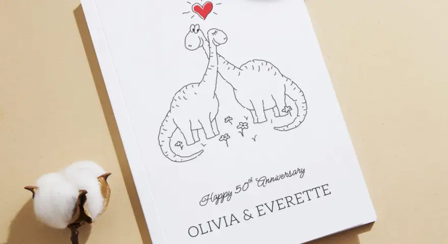 Urocza okładka z dinozaurami i sercem, idealna na odnowienie przysięgi małżeńskiej tekst na wesoło. Olivia i Everette świętują 50 lat razem!