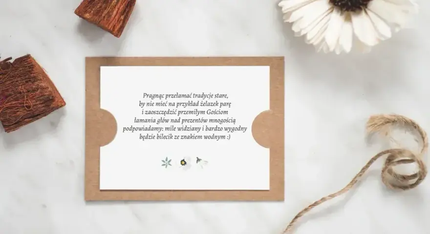 Z okazji 30 rocznicy ślubu, zaproszenie z tekstem o prezentach. W tle kwiaty i sznurek.