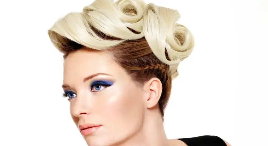 Eleganckie fryzury na wesele krótkie włosy loki, z warkoczem z boku i blond upięciem.