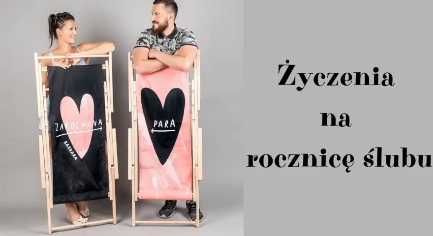 Para zakochanych przy leżakach z sercami. Idealny prezent na 28 rocznicę ślubu.