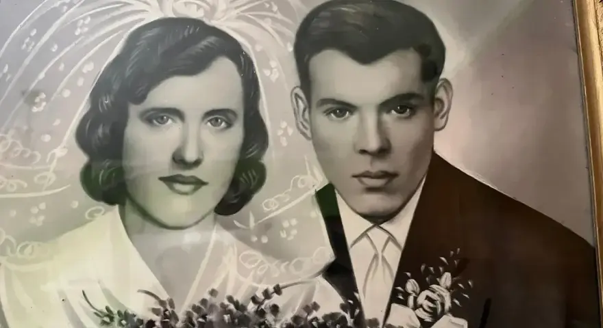 Portret pary młodej, panny młodej w welonie i pana młodego w garniturze. Bukiet róż. Pamiątka z okazji 19 rocznicy ślubu.