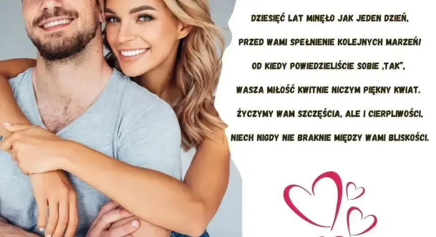 Uśmiechnięta para obejmuje się czule. Obok życzenia dla męża z okazji rocznicy ślubu: "Dziesięć lat minęło jak jeden dzień...".