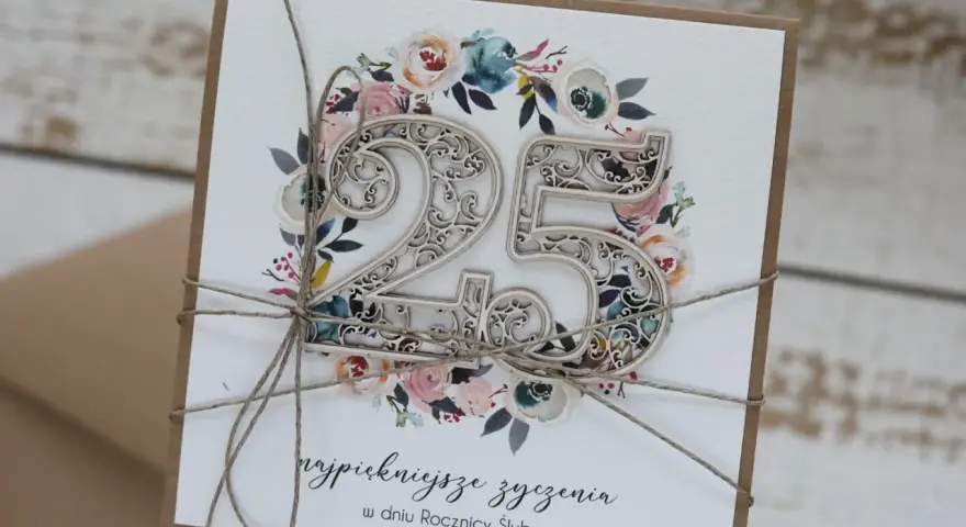 Elegancka kartka z cyfrą "25" i kwiatowym motywem, idealna na 25 lat po ślubie, jakie to gody.