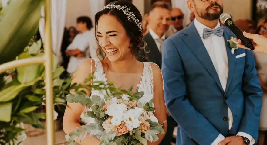 Szczęśliwa panna młoda z bukietem podczas ceremonii. Warto było czekać na ślub cywilny!