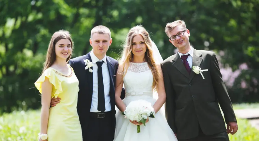 Para młoda z druhnami i świadkami. Czy świadek może być po ślubie? Tak, jak widać na zdjęciu, świadkowie są obecni i szczęśliwi.