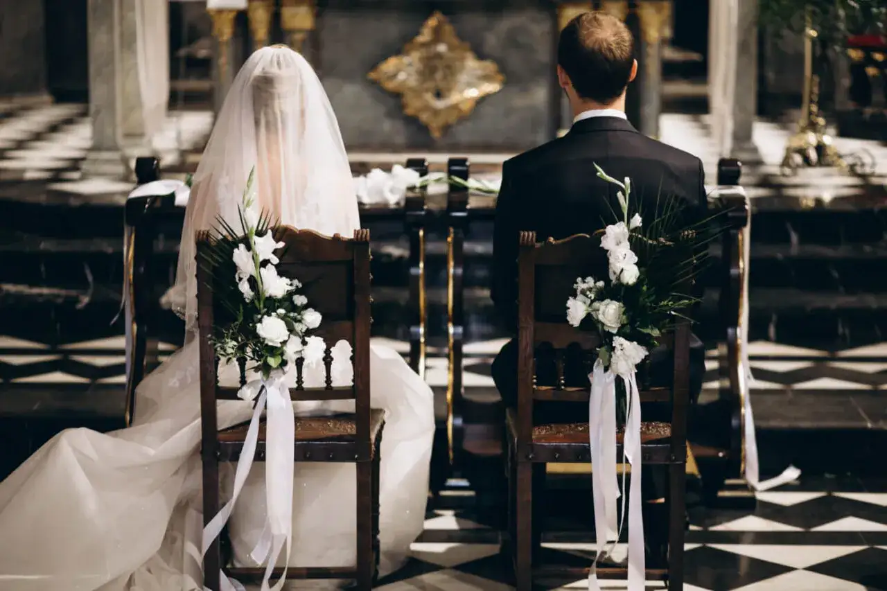 Para ślubna w kościele, przygotowująca się do ceremonii. Zastanawiasz się, jakie dokumenty do ślubu kościelnego są potrzebne?
