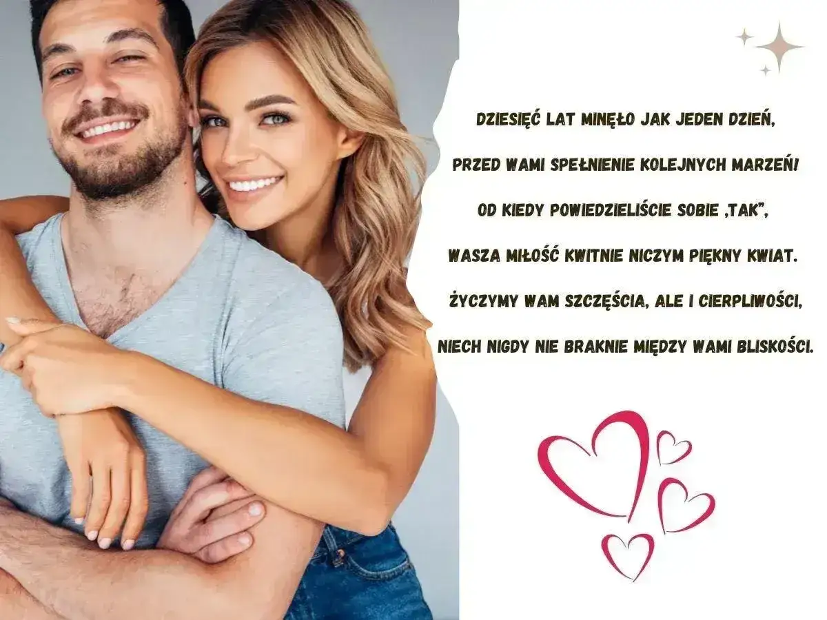 Uśmiechnięta para świętuje odnowienie przysięgi małżeńskiej. Tekst na wesoło życzy im miłości i bliskości.