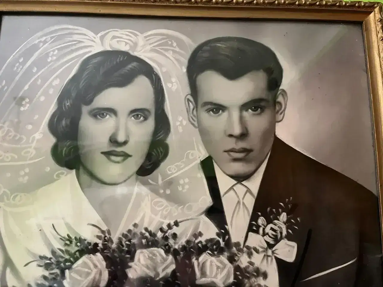 Para młoda w dniu ślubu, z welonem i bukietem r&oacute;ż. Piękna pamiątka z okazji 19 rocznicy ślubu.