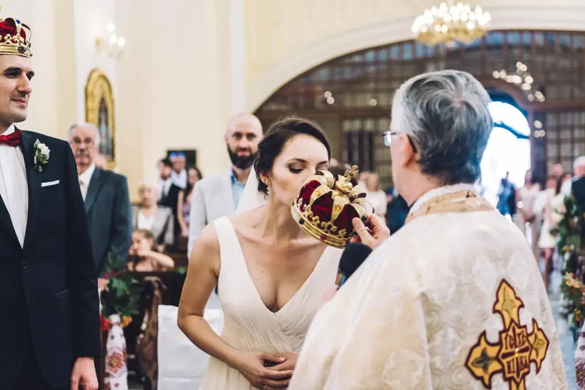 Panna młoda całuje koronę podczas ceremonii, kt&oacute;ra przypomina przysięgę małżeńską przed 1928.