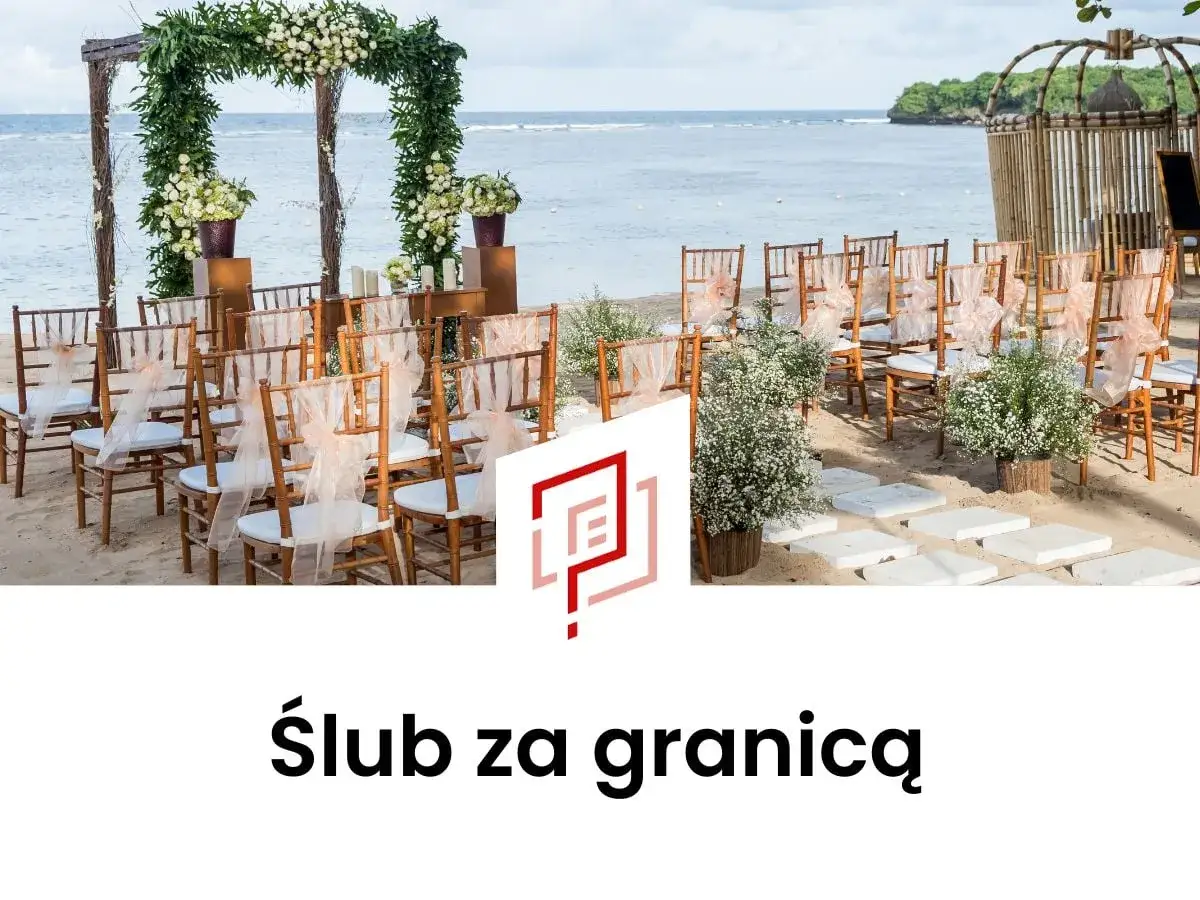 Uroczysta ceremonia ślubu cywilnego za granicą na plaży. Drewniane krzesła ozdobione wstążkami, łuk ślubny z kwiatami i widok na ocean.