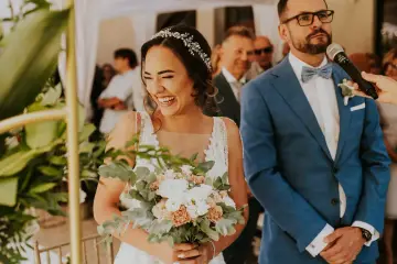Szczęśliwa panna młoda z bukietem podczas ceremonii. Warto było czekać na ślub cywilny!