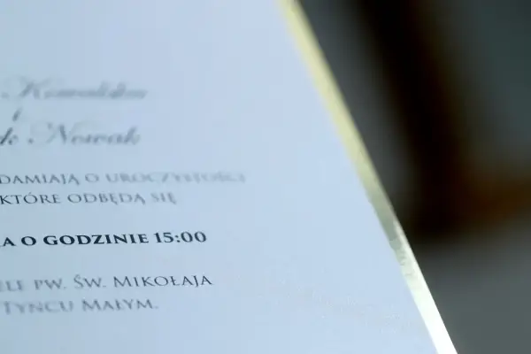 Zawiadomienie ślubne Kowalskich i Nowaków zaprasza na uroczystość o godzinie 15:00 w Kościele pw. Św. Mikołaja w Sochaczewie.